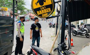 Pengemudi Ngantuk, Mobil Sasak Barber Shop & Sepeda Motor di Sleman