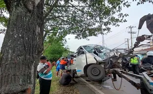 Mobil Tabrak Pohon di Depan Kodam Diponegoro, 1 Nyawa Melayang