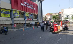 Pasar Legi Solo Dikeluhkan Semrawut, Kendaraan Diparkir di Sembarang Tempat