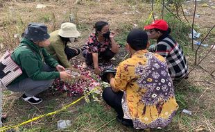 Haru, Istri PNS Semarang Taburkan Bunga di Lokasi Penemuan Mayat Suami