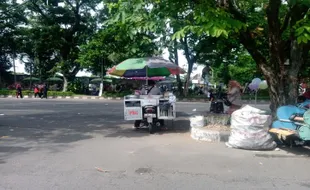 City Walk Penuh, Pedagang Berjualan di Utara Jl. Slamet Riyadi Solo saat CFD