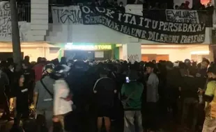 Bonek Geruduk Kantor Manajemen Persebaya Surabaya