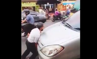 Pria yang Viral Cekcok dengan Ketua RT dan Halangi Jalan Ternyata Bukan Polisi