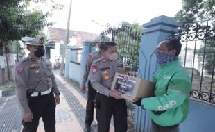 Tanggapi Kenaikan Harga BBM, Polres Klaten Bagikan Paket Sembako