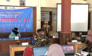 Tim 163 KKN UNS Gelar Pelatihan Jurnalistik bagi Perdes di Sunggingan Sragen