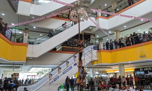 Solo Grand Mall Kembali Gelar Lomba Panjat Pinang setelah Dua Tahun Vakum