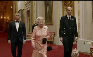 Daniel Craig Pernah Main Film Bareng Ratu Elizabeth II di Happy and Glorious