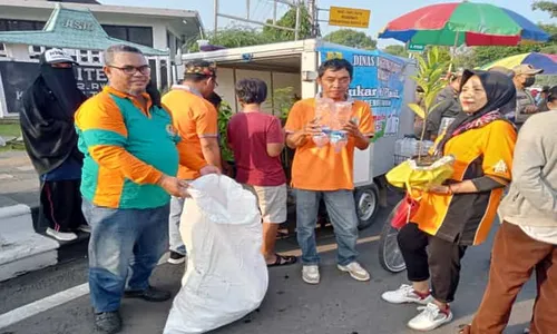 Yuk, Tukar Botol Plastik Jadi Bibit Tanaman di DLH Sragen