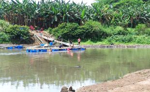 Baru Dibangun, Jembatan Sasak Gadingan-Ngepung Sangkrah Solo Hanyut