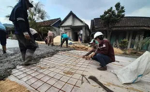 PT Semen Gresik Bangun Jalan Beton Rp346 Juta di Desa Tegaldowo Rembang