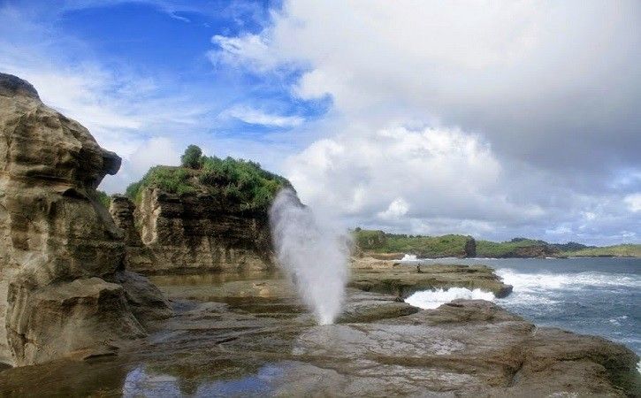 Menikmati Alunan Seruling Samudra Pantai Klayar