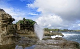 Menikmati Alunan Seruling Samudra Pantai Klayar