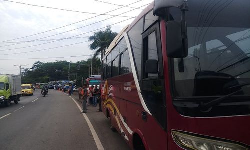 Sopir Angkutan di Batang Gelar Aksi Mogok, Penumpang Telantar