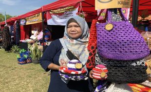 Terinspirasi dari Youtube, Warga Kalijambe Sragen Bikin Tas dari Limbah Plastik