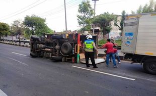 Kecelakaan Tunggal di Bantul, Truk Box Terguling di Ring Road Selatan