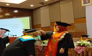 Gelar Wisuda, ITS PKU Muhammadiyah Surakarta Cetak Lulusan Pertama Prodi Baru