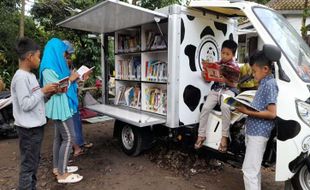 Asyiknya Baca Buku Perpustakaan Keliling di Petirtaan Cabean Kunti Boyolali