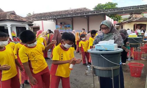 60-an Siswa SD di Polokarto Sukoharjo Cuci Tangan Massal: Pakai Sabun Ya!