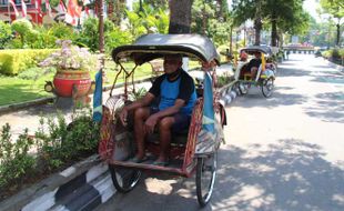 Di Balik Menjamurnya Ojek Online di Klaten, Ada Kisah Sedih dari Sopir Becak