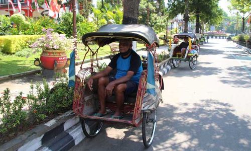 Di Balik Menjamurnya Ojek Online di Klaten, Ada Kisah Sedih dari Sopir Becak