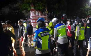 Polisi Wonogiri Sita Puluhan Botol Ciu dan Bendera Silat di Konser Denny Caknan