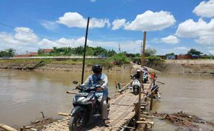 Bongkar Pasang Jembatan Sasak karena Arus Sungai, Begini Kondisinya Sekarang