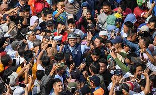 Perpisahan Gubernur DKI, Ribuan Warga Berebut Foto dengan Anies Baswedan di CFD