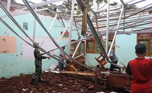 Atap Sekolah SDN di Jember Ambruk Akibat Hujan Deras, Siswa Belajar di Tenda