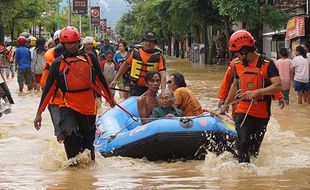 Tim SAR Evakuasi Korban Banjir Bandang di Trenggalek, 6 Kecamatan Terendam