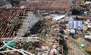 Dampak Angin Kencang di Sidoarjo Jatim, 291 Rumah Rusak & Pohon Tumbang