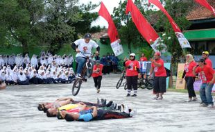 Atraksi Atlet BMX Bikin Kampanye Bike to School di SMPN 2 Wedi Klaten Kian Seru