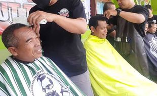 Meriahkan HUT TNI, Puluhan Tukang Potong Rambut Polokarto Gelar Cukur Gratis