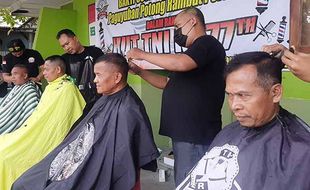 Resmikan Paguyuban, Tukang Potong Rambut di Sukoharjo Gelar Cukur Gratis