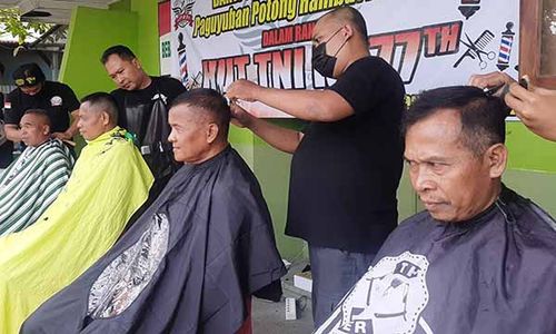 Resmikan Paguyuban, Tukang Potong Rambut di Sukoharjo Gelar Cukur Gratis