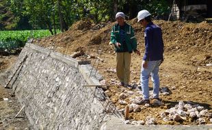 Padat Karya, Semen Gresik Bangun Tebing Sungai Rp175 Juta di Pasucen Rembang