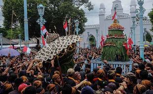 Berlangsung Meriah, Ribuan Warga Berebut Gunungan Grebeg Maulud Keraton Solo