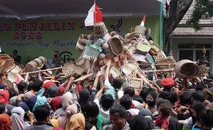 Gunungan Hasil Kerajinan & Liong Rotan Meriahkan Grebeg Penjalin di Sukoharjo