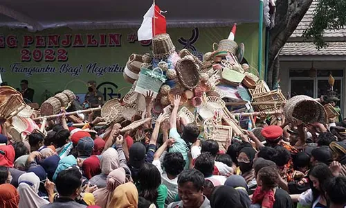 Gunungan Hasil Kerajinan & Liong Rotan Meriahkan Grebeg Penjalin di Sukoharjo