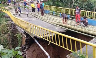 Buatan Warga Dibongkar, DPU Karanganyar Ganti Jembatan Darurat di Nglurah