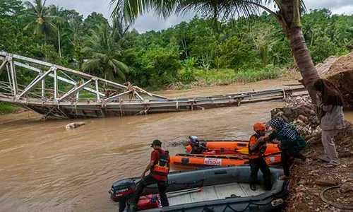 Dampak Jembatan Putus, Warga Lebak Gunakan Perahu Karet untuk Seberangi Sungai