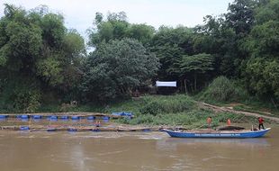 Antisipasi Hanyut, Jembatan Sasak Gadingan-Beton Solo Ditepikan & Ditutup