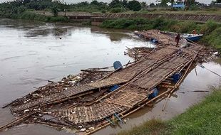 Jembatan Sasak Penghubung Sukoharjo-Solo Hanyut Terbawa Arus, Begini Kondisinya