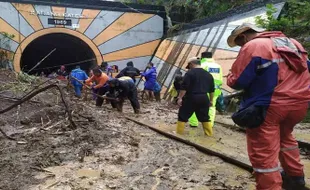 Material Longsor Disingkirkan, Perjalanan KA di Malang Kembali Normal