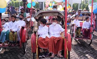 Diarak dengan Becak, Ini Potret Meriahnya Kirab Peserta Khitan Massal di Solo