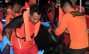 Evakuasi Korban Kebakaran Kapal Cantika 77 di Kupang, 18 Penumpang Meninggal