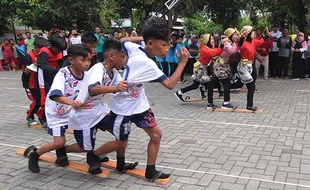 Diikuti Ratusan Siswa, Begini Serunya Lomba Permainan Tradisional di Boyolali