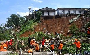 Tebing Longsor Timbun 8 Warga di Bogor, 3 Korban Masih dalam Pencarian