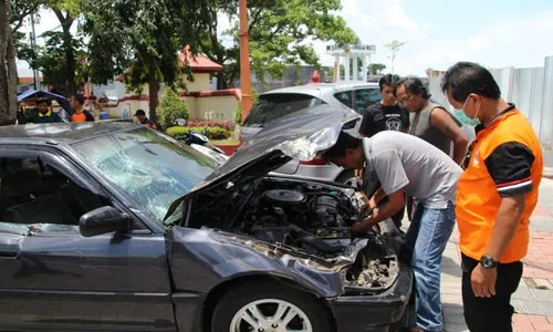 Lapuk, Pohon Sonokeling Berusia 50 Tahun Tumbang Timpa Mobil di Klaten