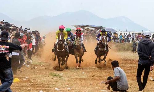 Aksi Seru! Seratusan Joki Adu Cepat Lomba Pacuan Kuda Tradisional di Sumedang