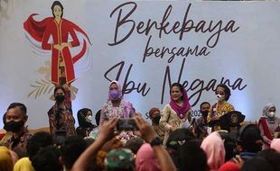 Ribuan Perempuan Ikuti Parade Berkebaya Bersama Ibu Negara di Solo